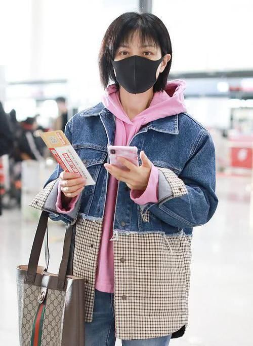 【最常见】《安家》里的阚太太戏外穿衣好随意，穿“学生装”出门，真不显老