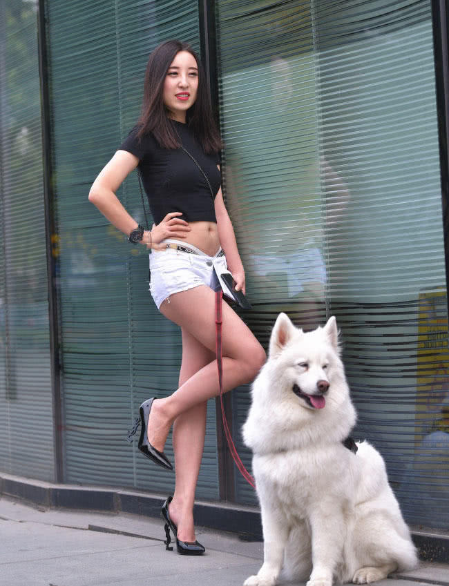 俏丽小姐姐街头遛狗，身材前凸后翘惹人爱，一双逆天大长腿很吸睛