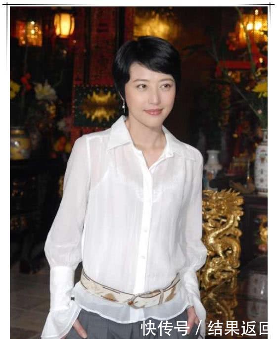 51岁周海媚厉害了！睡衣出街丝毫不显老气，无修图比精修图还美