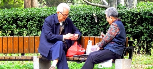 2019年养老金新政策，这三类退休人员额外受益，网友：合理