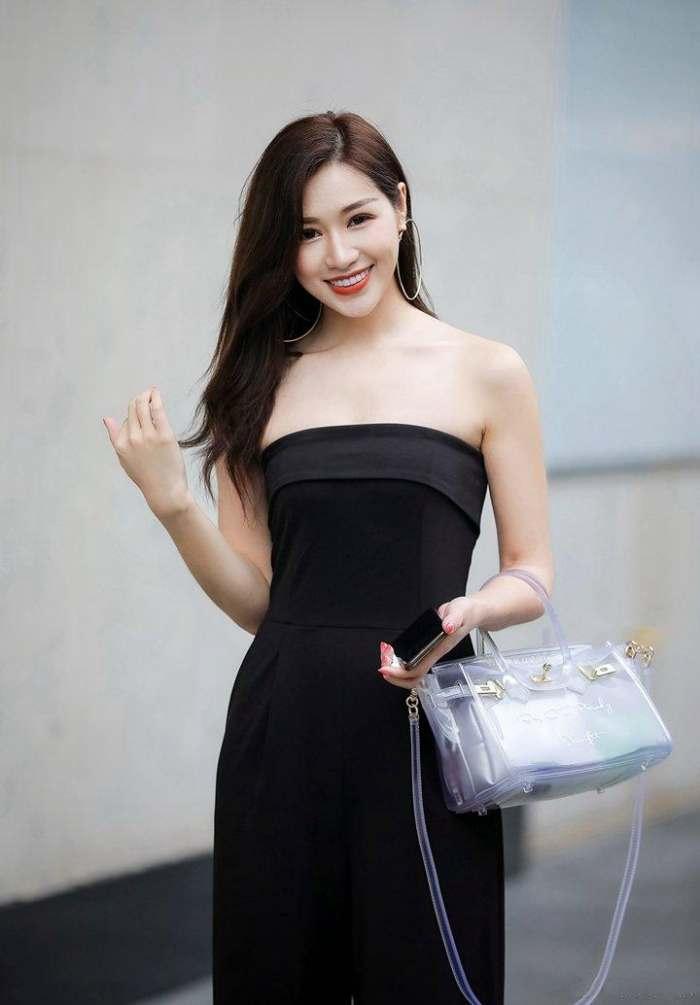 街拍：街上美女一个个穿得清爽迷人，修长的美腿让人喜欢的不得了