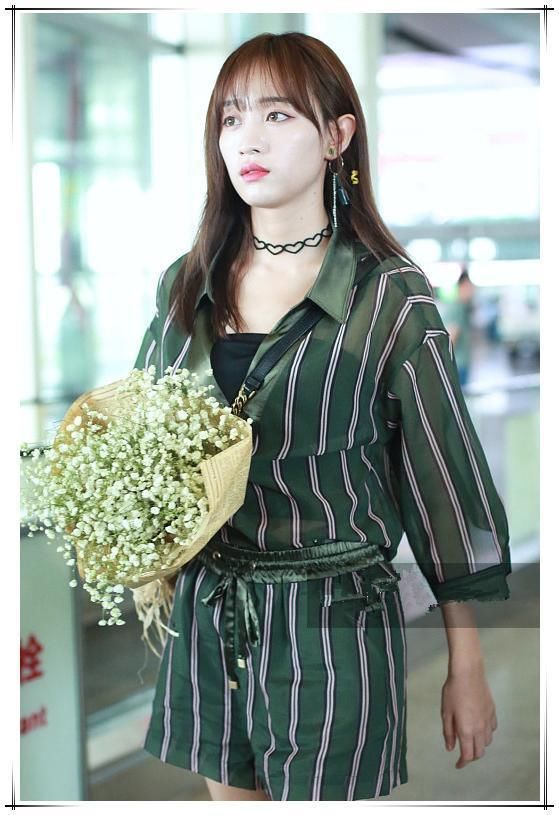 当窦靖童穿竖条纹衫撞上黄婷婷，才知道真女人和假小子差距有多大
