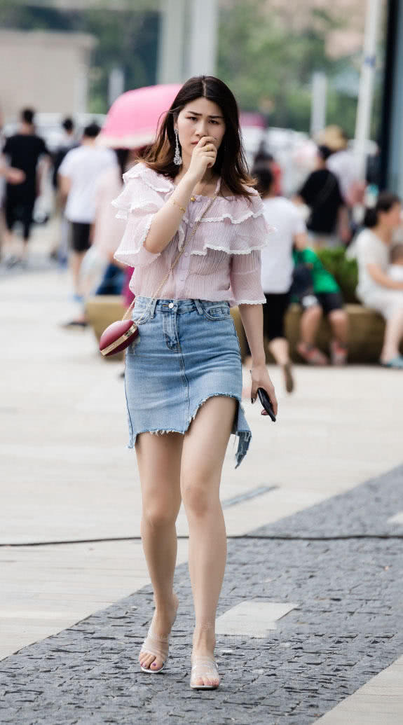 花样小姐姐穿牛仔紧身裙包裹浑圆臀线，优美的身姿很迷人