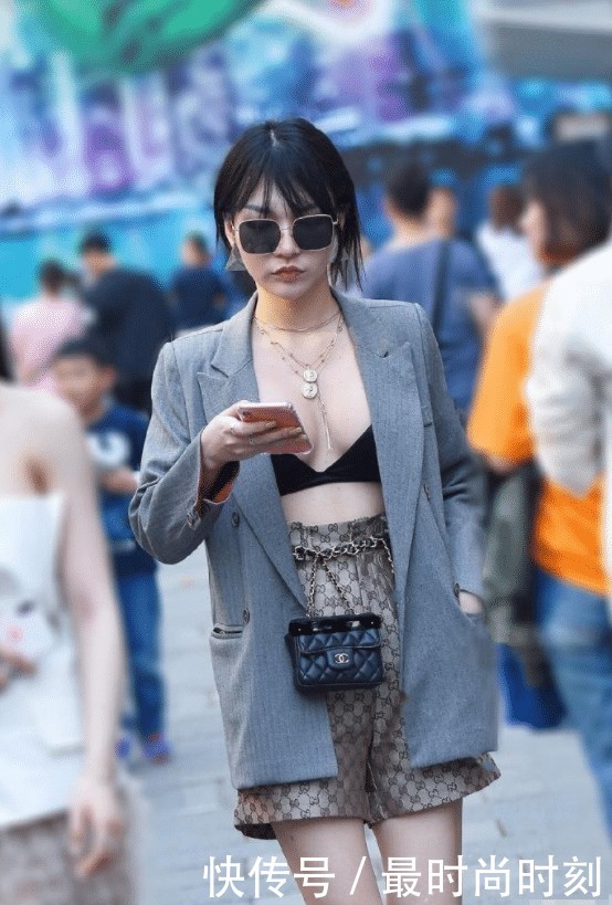 [美女]美女急着出门只披了件外套，却意外潮流，真有你的