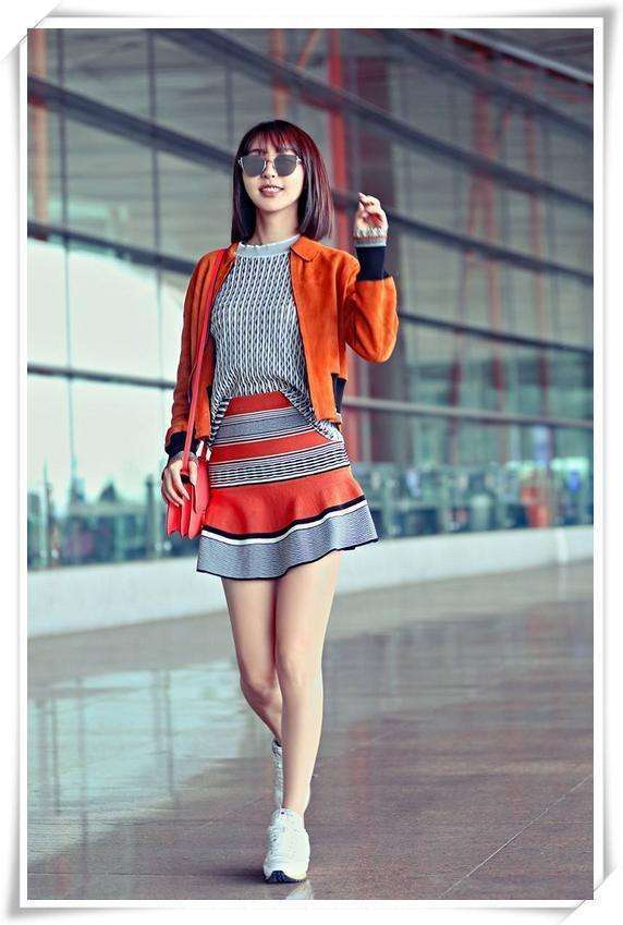 李菲儿的超短裙已经够短了, 还在前面开个叉, 网友: 显腿长呗!