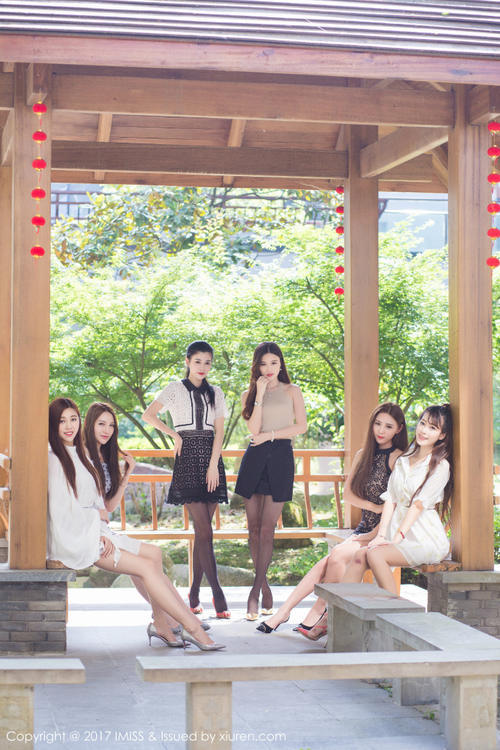 街拍: 牛仔紧身裤和黑色的高跟鞋，将自己的身材比例拉出来了