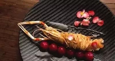  沥干油分■八道新派粤菜，用料广泛、手艺精湛