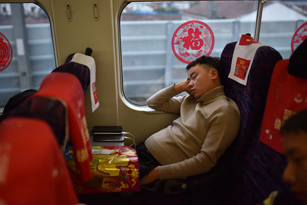  「专列」春运高铁专列送快递小哥回家