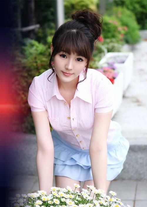 短裙显迷人大长腿，怎么看都很俏美