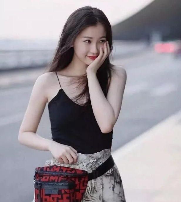 美女：身材不够，搭配来凑！，美女街拍微胖大妹子的时尚