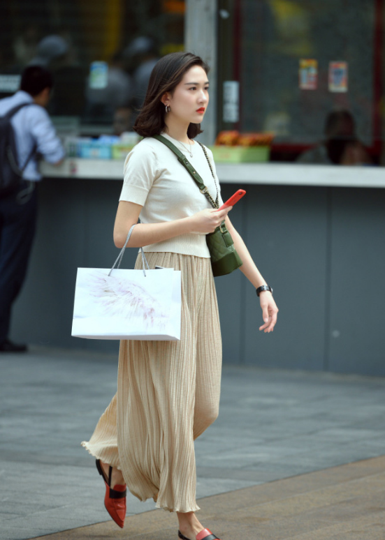 街拍：图1让人心动，图2玲珑身材，图3我是真的想做她老公！