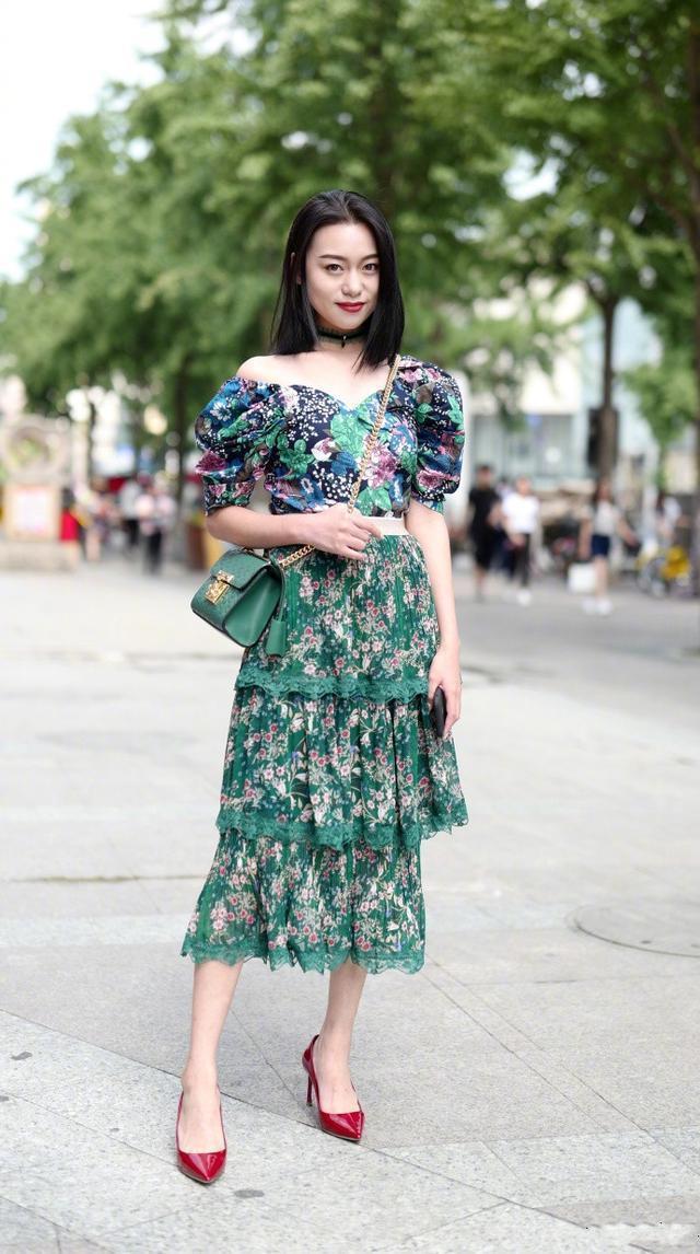 街拍路人：女神范的颜值让回头率爆表，感受来下小蛮腰和大长腿吧