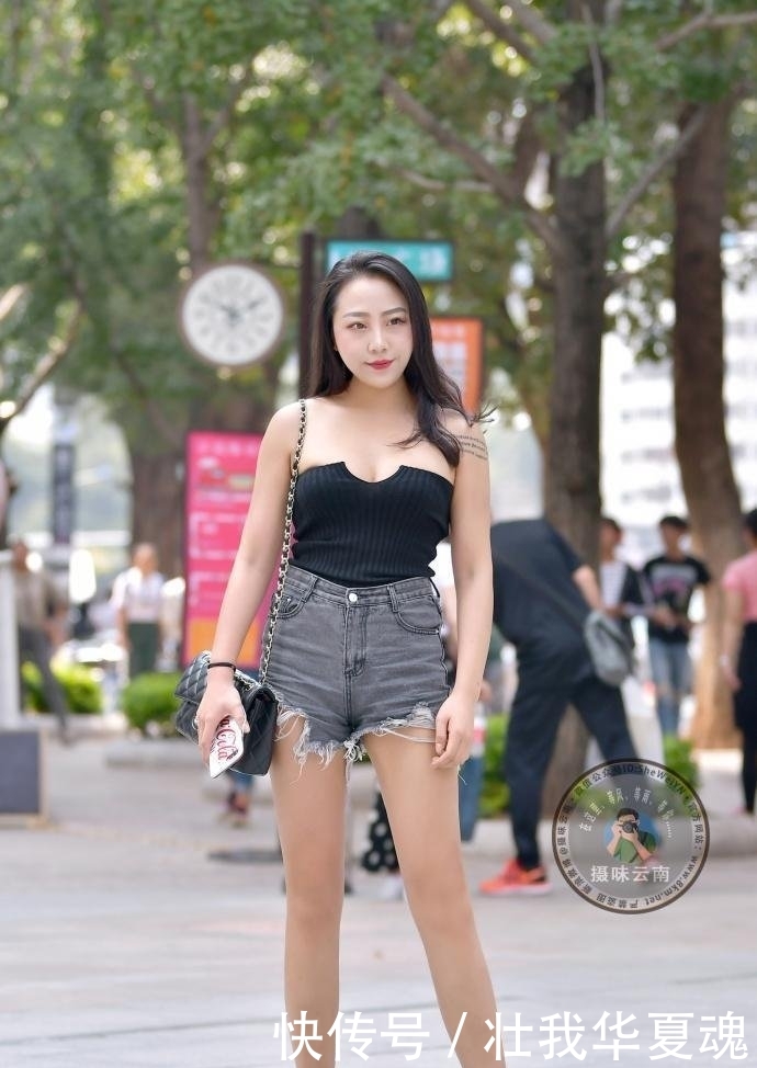 #勇敢#街拍小姐姐穿短裤出去逛街,看起来真的很勇敢