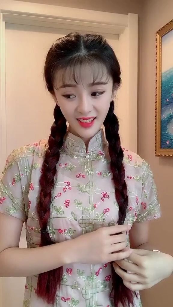 【 摄影】麻花辫旗袍网红，这娇羞的模样是想到了情郎吗?，时尚摄影