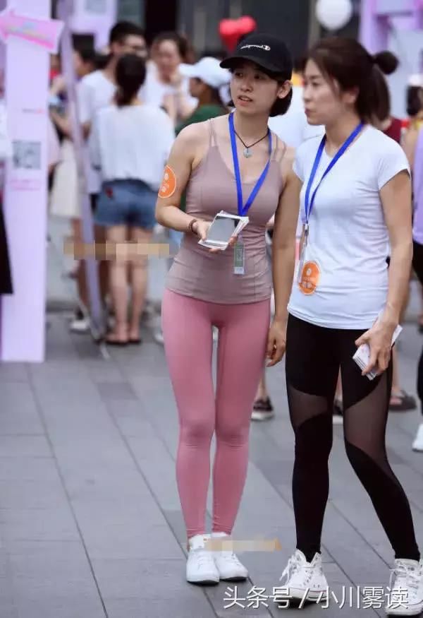 小姐姐紧身裤配裸色吊带身段迷人，紧翘圆润的臀线夺人眼球