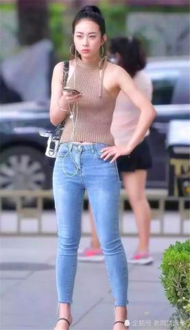 很多人都喜欢穿搭牛仔裤，它不仅耐磨耐脏，且穿起来特别有气质！