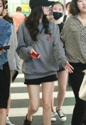 20岁关晓彤秀腿，26岁热巴秀腿，网友：鹿晗眼光果然没毛病！