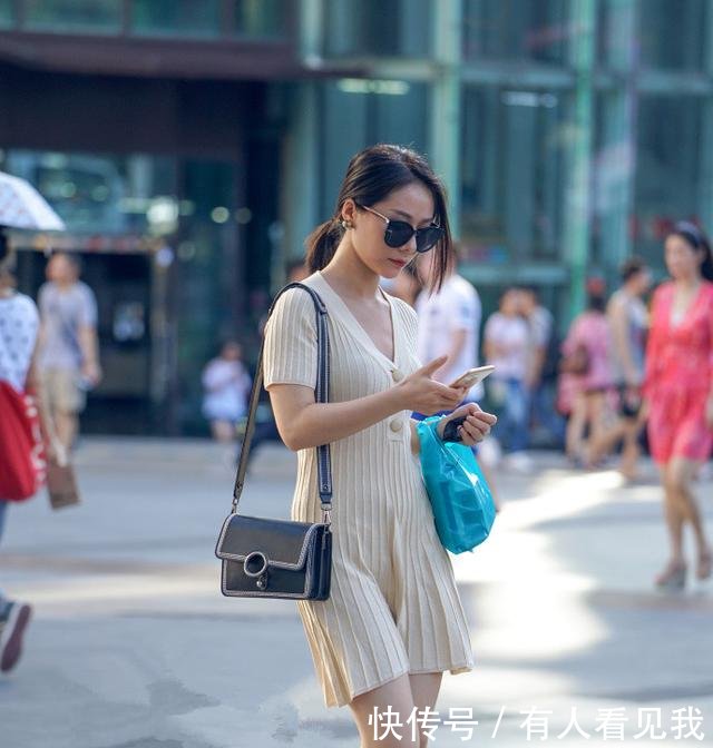 路人街拍模特身材的小姐姐，修长性感的美腿有一米八