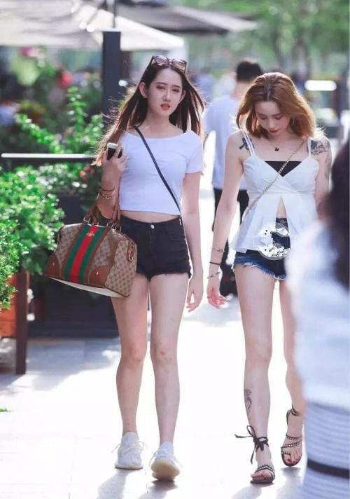 街拍： 广场遇见两个美女都是大长腿超短裤
