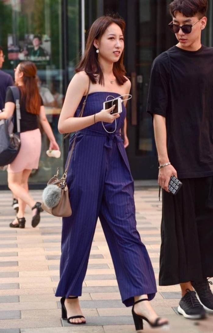 街拍: 美女穿紧身连衣裙, 好身材呼之欲出!