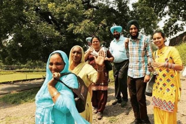 印度一家人来中国旅游，千挑万选了一个景区，却因一原因止步门口