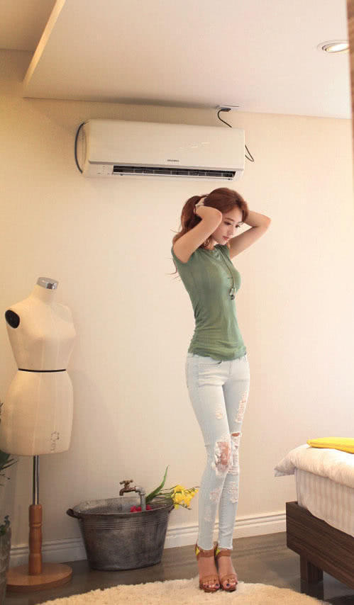 街拍紧身牛仔裤小姐姐，娇美玲珑的身材圆润紧翘，美腰纤细一只手