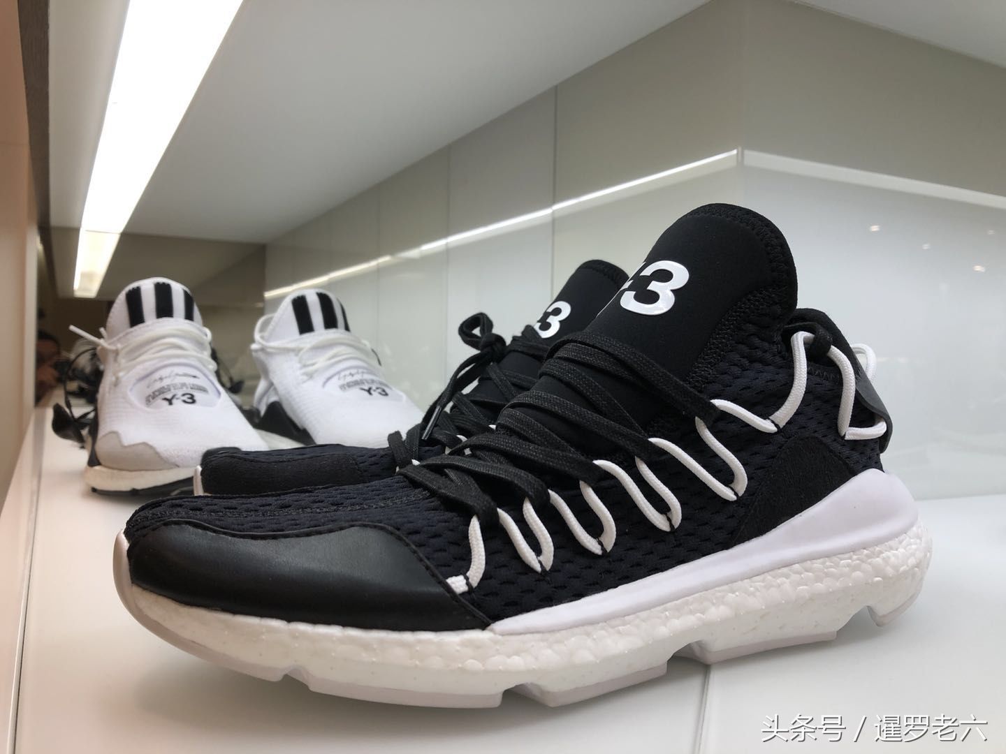 在圣彼得堡看上一双阿迪达斯拖鞋!一千多元的价格，咋这么贵?