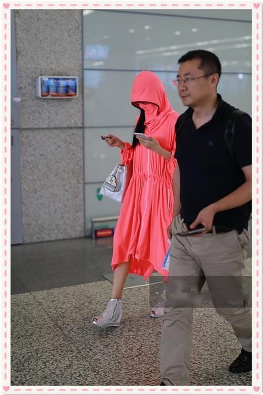 杨丽萍才是扮嫩界鼻祖！60岁照样驾驭粉色裙，网友：这腿是真细！