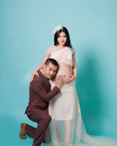 赵本山弟子80后文松开豪车住豪宅,妻子