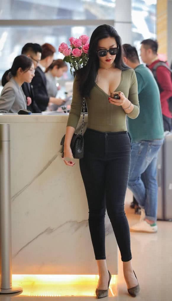 小姐姐一条紧身的黑色裤子,修饰腿型很好的拉长比例,充满女人味