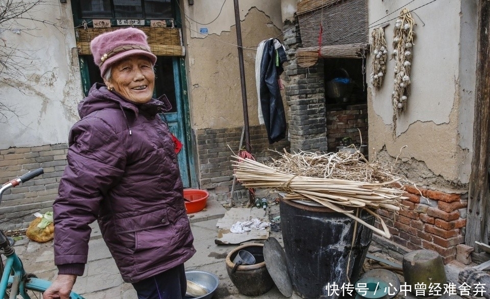  硬撑@一个笑领退休金，一个硬撑去种地，养老双标准，农民的苦谁