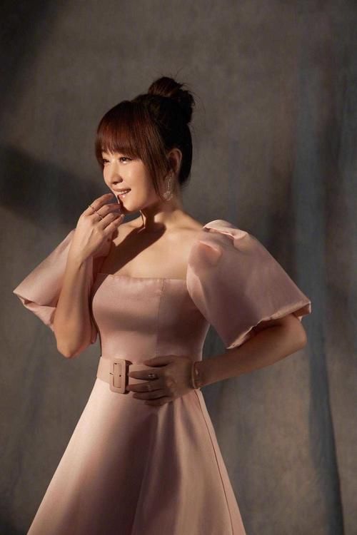 『 清纯』身穿粉色连衣裙清纯减龄,扎丸子头更俏皮,48岁杨钰莹一点不显老