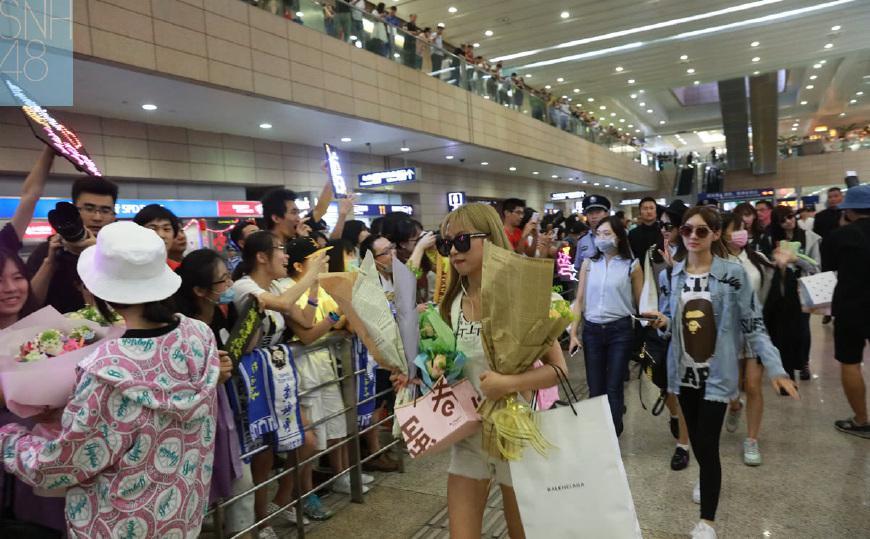 明星大波粉丝接机有黑幕！央视官博证实言论，袁立转发相关视频！