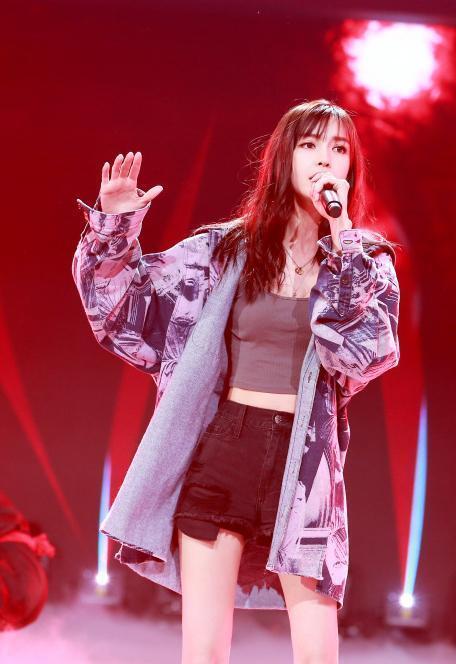 杨颖厉害了，劲歌热舞大秀平坦小腹，这哪像是生了小海绵的小腰？