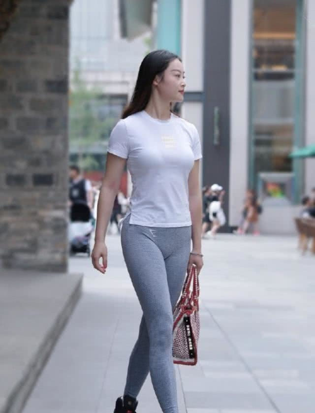  [美女]路人街拍,身姿摇曳的打底裤美女,散发出女神气场!