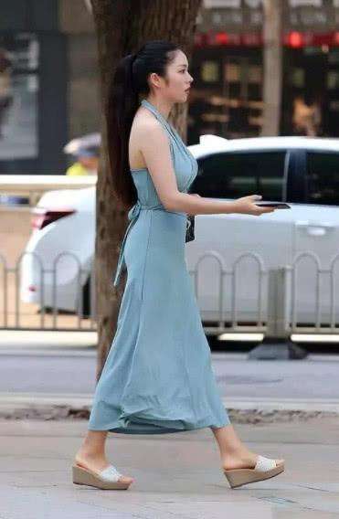 街拍: 丝滑的蓝色长裙, 彰显凹凸有致好身材, 十分提升气质