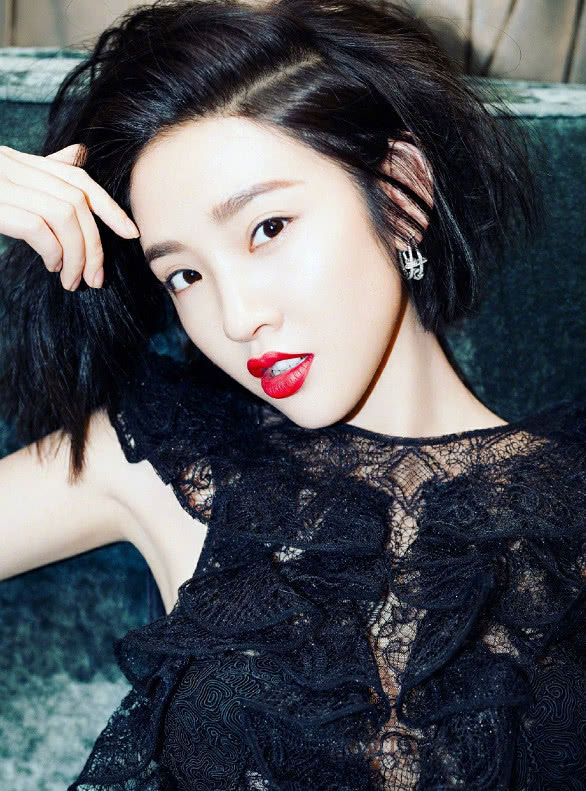 唐艺昕穿一袭黑色短裙，看到小细节后，难怪张若昀那么爱你