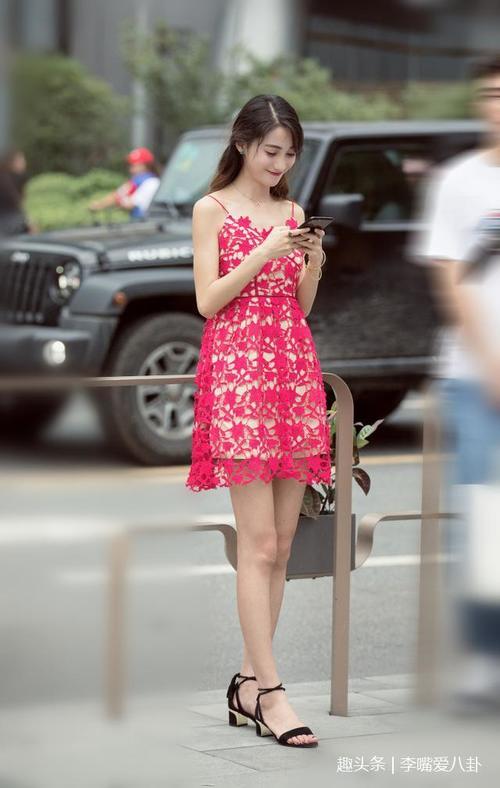 路人街拍，长得漂亮的小姐姐都很会穿搭，吸引着路人的目光！