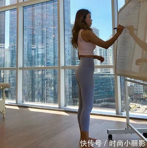 自信漂亮的打底裤美女,穿着精致优雅,女人味十足!