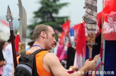 外国人来中国，看到广场上的中国大妈后，直呼是我老了吗？