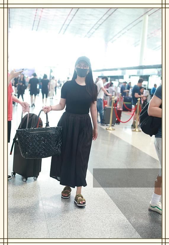 当徐冬冬和冉莹颖同穿紧身裙,网友:谁是真正魔鬼身材一目了然!