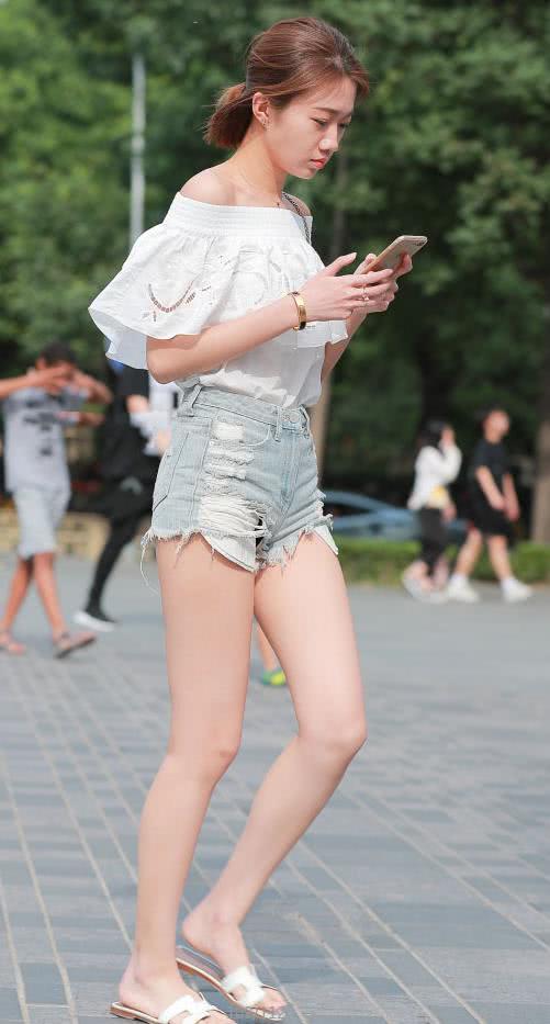 气质小姐姐一字肩花瓣裹胸展现玲珑有致，丰润的双腿很吸睛