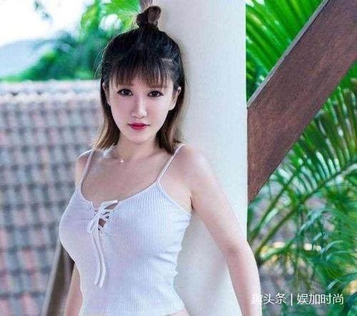 街拍:身材丰满的小姐姐一身超短搭配,诠释出性感魅力!