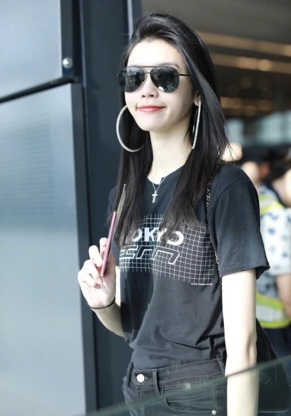 奚梦瑶厉害了，耳环比脸还大，网友：身材真的是太好了