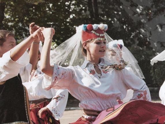 来美女遍地的乌克兰旅游，1000元人民币能玩多久?看了“心动”!