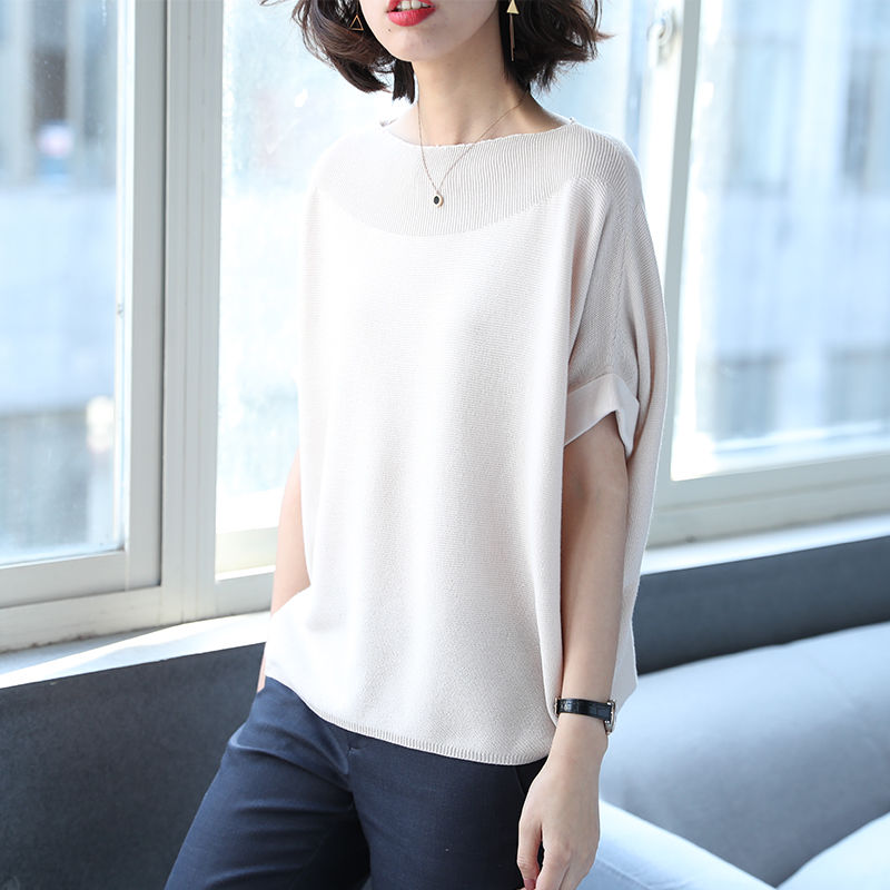 胸很大不一定好，看起来大刚刚好，显曲线打底衫让你更显女人味