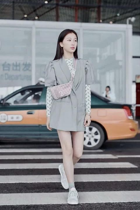  [时髦]这款冰丝印花打底衫魅力太大了！明星爱豆都pick它，穿上太时髦