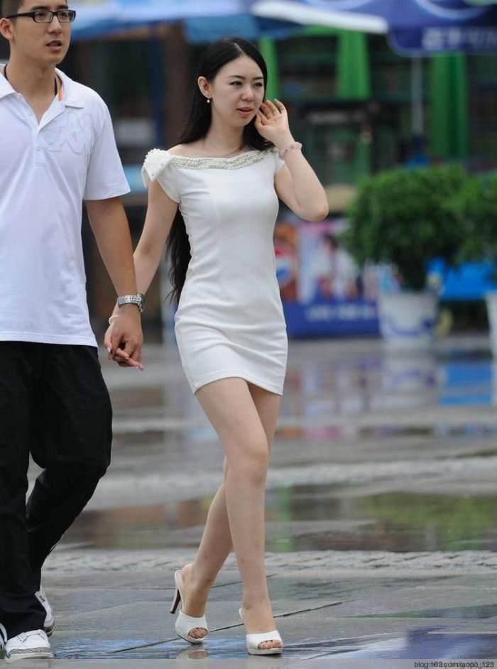 夏日街头，穿着清凉大秀颜值和完美身材的小姐姐，妩媚迷人!