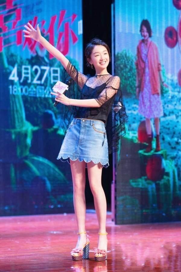 周冬雨胆真大，穿一身透视蕾丝裙现身活动，网友：你的胸呢？