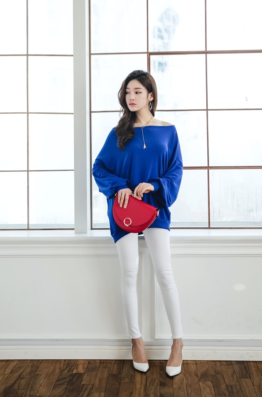 街拍:年轻活力的牛仔裤美女,秀出纤细小蛮腰,很有吸引力!